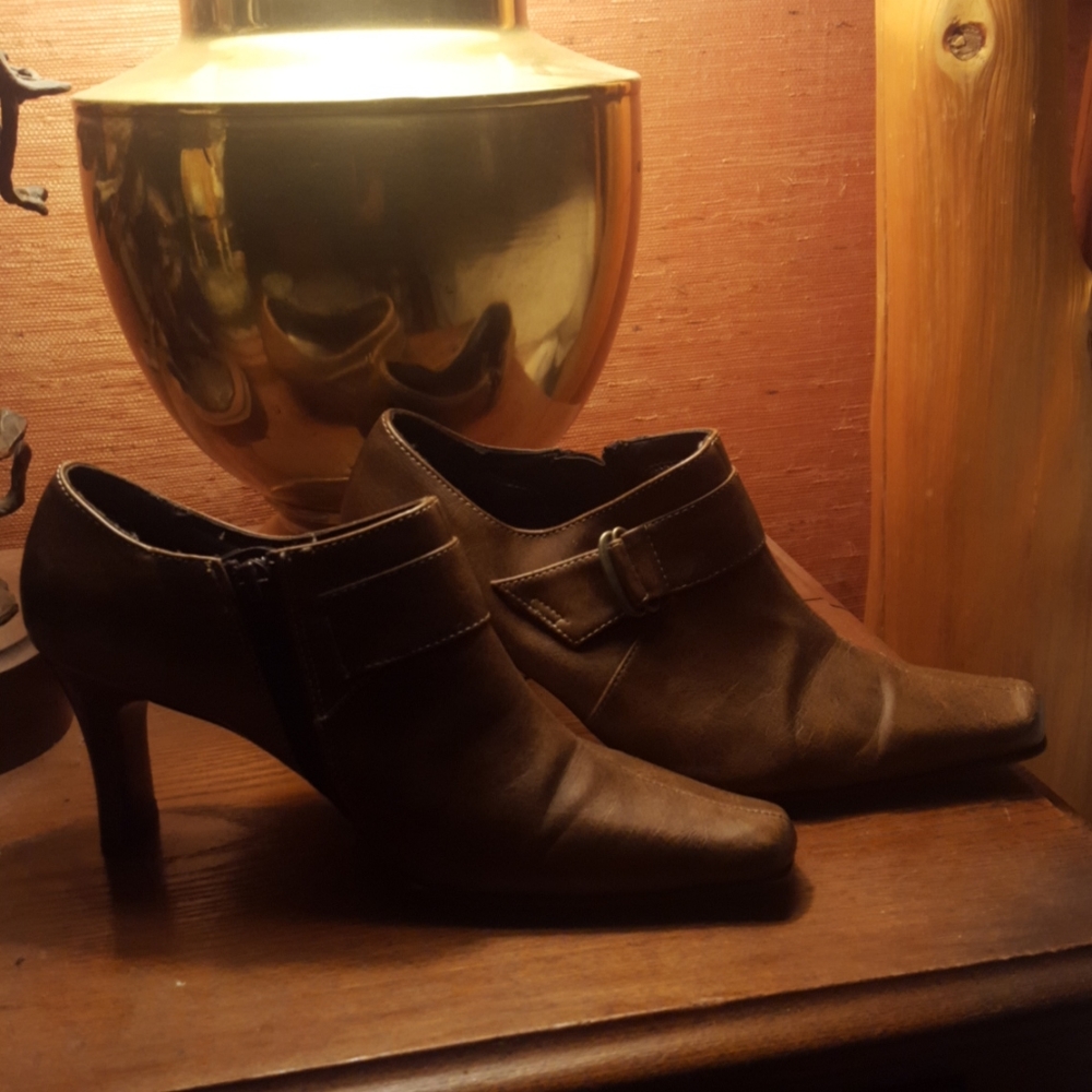 New, never worn Side zip 3 inch heeled